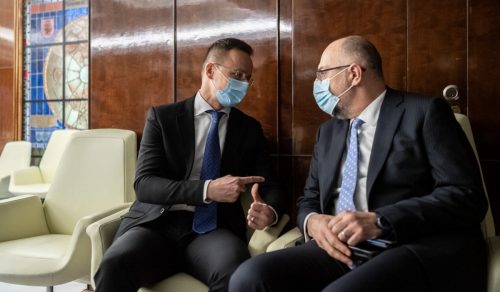 Szijjártó: Kelemen Hunor, Tánczos Barna, Cseke Attila. Magyarok Románia kormányában. Nekik köszönhetően az itt élő magyarok hangja hangosan hallatszik a Románia jövőjéről szóló döntések során.