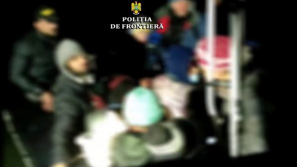 DEMİR KAPIDA GÖÇMENLER: Tuna'yı botlarla geçmek istediler, Romanya sınır polisi tarafından kurtarıldılar Roma sınırı 600x337