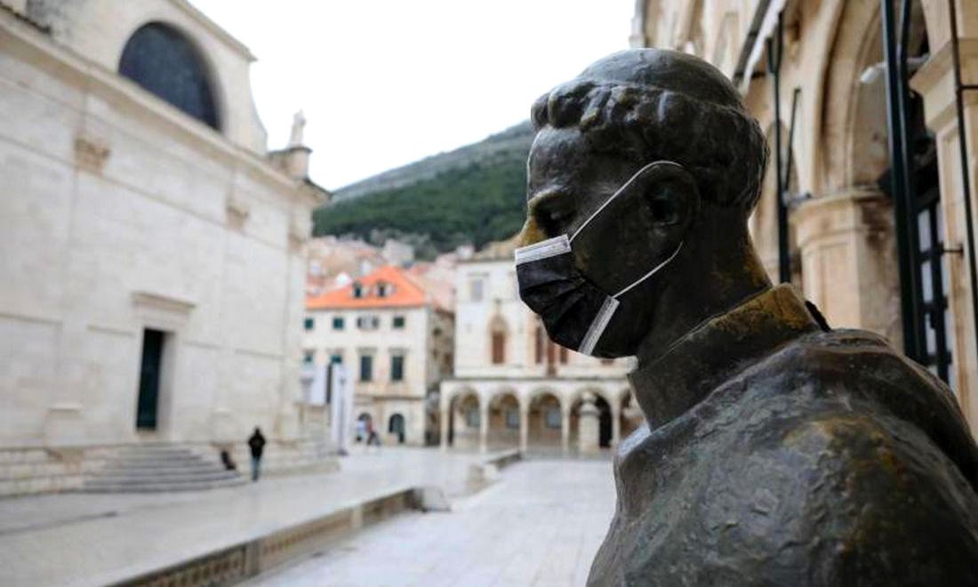 NEM HALAD AZ ÚJJÁÉPÍTÉS: Hógolyókkal fogadták a horvát miniszterelnököt Petrinjában marin drzic