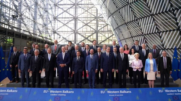 KÉT PÓTCUMI: Bővítés helyett a francia elnök pótcumival tömi be a kitaszított országot száját, de pótcumi az Open Balkan is
