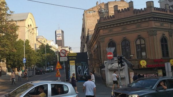 FOGYÁS: Évente egy város tűnik el Szerbiában, a képen egy belgrádi utca, háttérben a Beograđanka