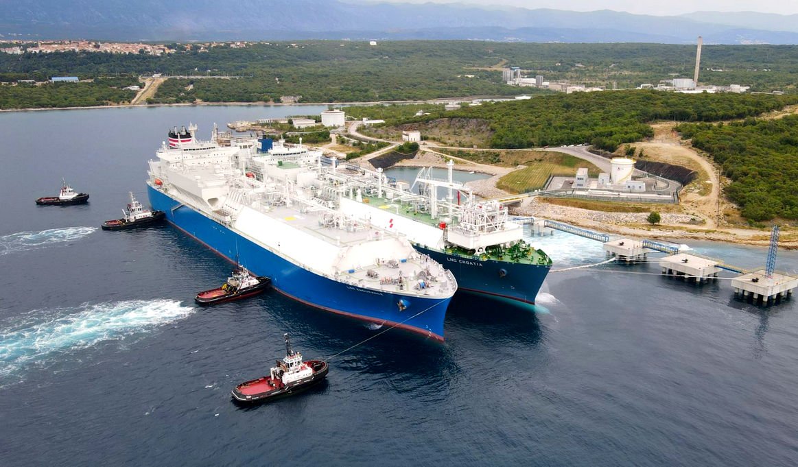 LETÖLTÉS/ÁTFEJTÉS: Hajózási adatok szerint július elején két amerikai gázszállító hajó érkezett a horvátországi terminálhoz