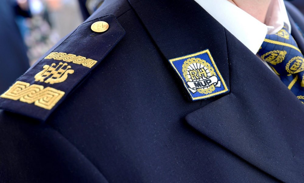 BEHÍVÓPARANCS: Az egyenruha kötelez, avagy lehet-e kettős állampolgár a rendőr?