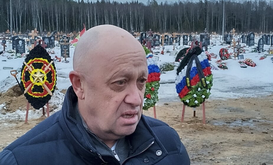 Jevgenyij Prigozsin, a Wagner Csoport egyik Ukrajnában elesett katonájának szentpétervári temetésén vett részt (Forrás: Danas)
