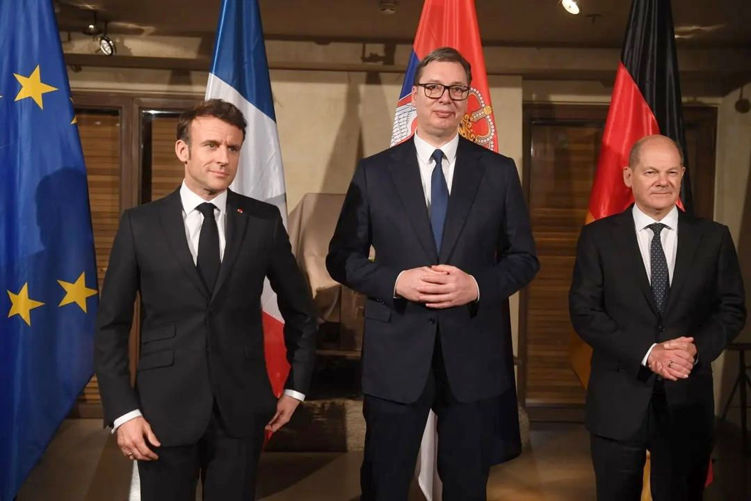 HÁRMAS TALÁLKOZÓ: A francia és a szerb elnök, valamint a német kancellár