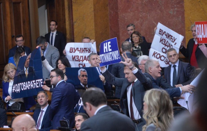 Leárulózták a szerb elnököt a parlamentben