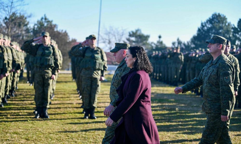 NEM BÍZNAK A STATÚTUMBAN: 325 új katona csatlakozott a koszovói hadseregnek tartott védelmi erőkhöz