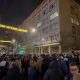 Ellenzéki tüntetők a szerbiai választási bizottság épülete előtt, amellyel szemben a szerb elnöki palota van