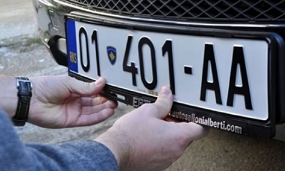 Pristinai rendszám került a fenti autóra, ezt jelzi a 01-es szám (Forrás: X-platform)