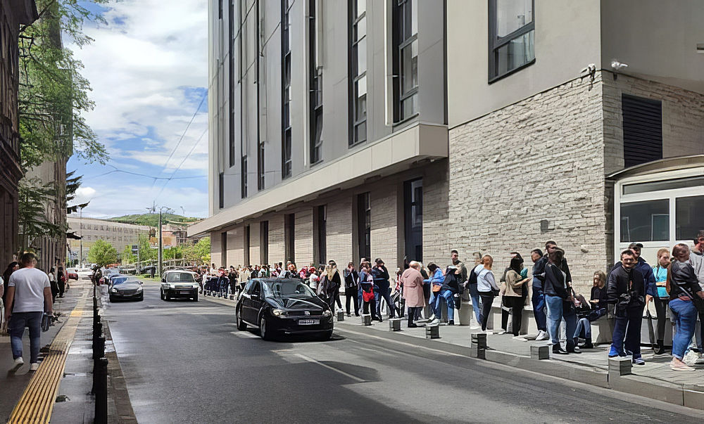 Sorban állók a szarajevói német konzulátusnál  (Forrás: Jajce Online)