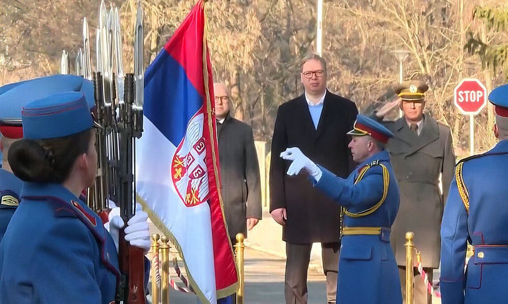 A szerb elnök katonai szemlét tart a védelmi miniszter és a vezérkari főnök társaságában