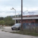 A Vitezit gyár bejárata, amelyet a szerbek és a horvátok szétloptak bosnyák segédlettel