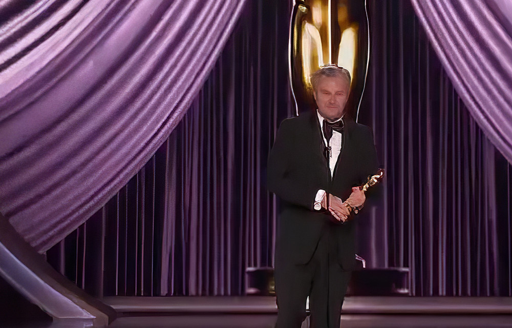 Christopher Nolan az egyik Oscarral a kezében, a másikkal a háta mögött