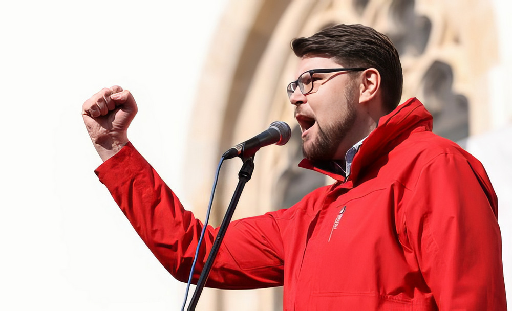Az alkotmánybíróság akár a választások egészét is semmissé nyilváníthatja 4 A szociáldemokrata vezetőnek nem nagyon marad más, mint az ökölrázás
