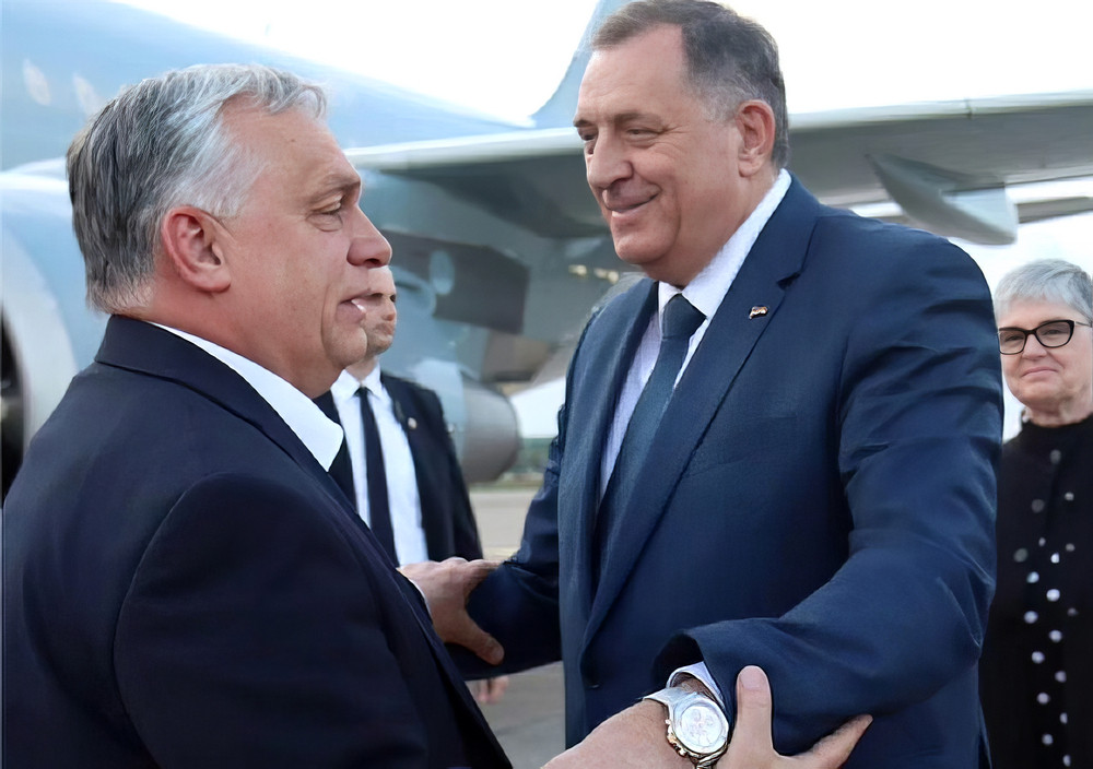 Orbán Viktor miniszterelnök Szarajevó után Banja Lukába is megérkezett 4 Kiment a barátja elé: Milorad Dodik, a boszniai Szerb Köztársaság elnöke üdvözli Orbán Viktor miniszterelnököt a banjalukai repülőtéren
