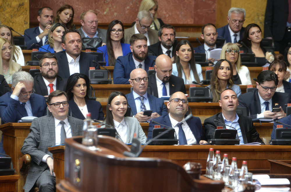 Kormánypárti padsorok, a bal alsó sarokban a vezérszónok, a piszkosszájú Milenko Jovanvov