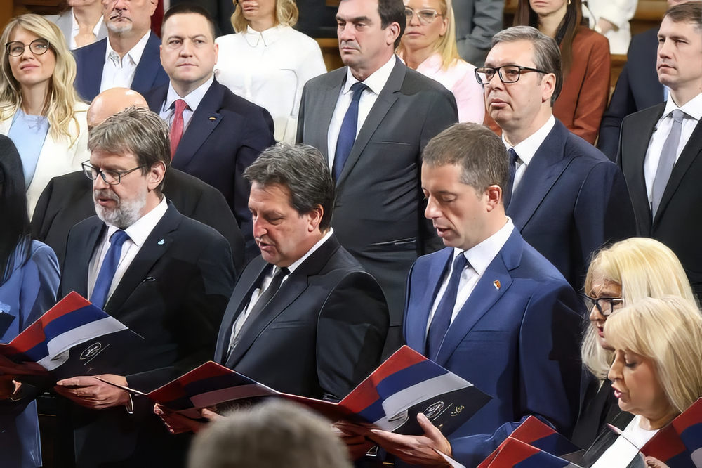 Vučić hallgatja, ahogy a "miniszterei" leteszik a hivatali esküt, az ellenzék nem tudott mit kezdeni vele