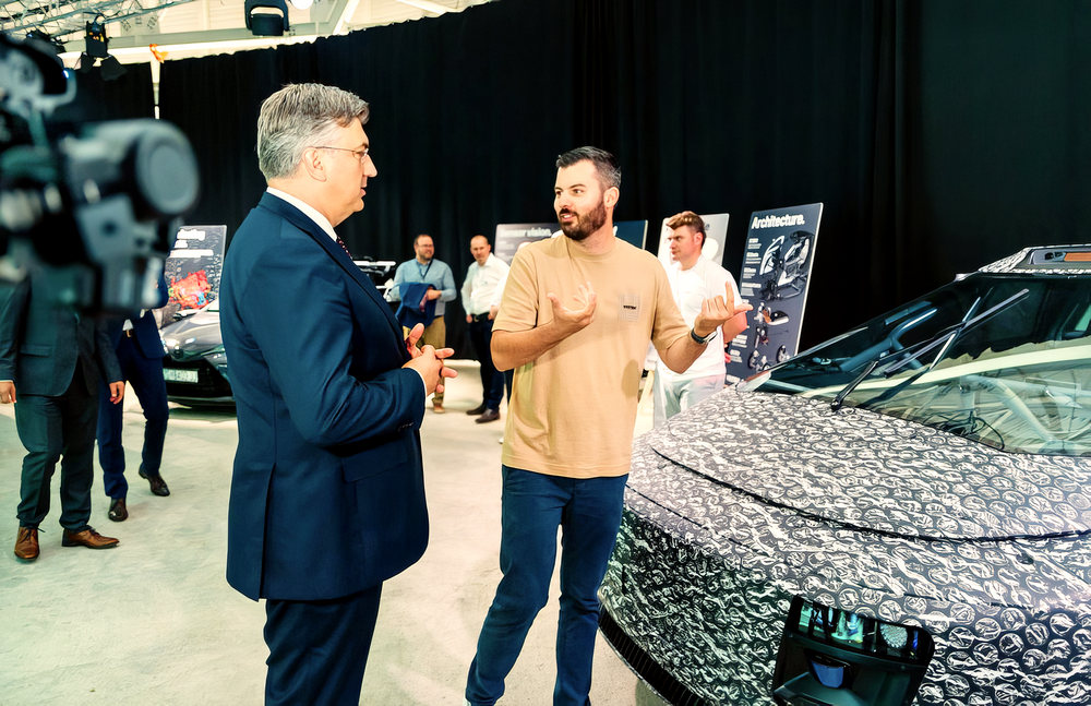 Andrej Plenković a még becsomagolt prototípus előtt beszélget Mate Rimaccal...
