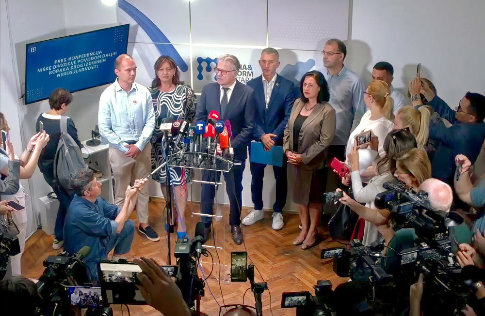 Dr. Dragan Milić és csapata az egyik megismételt választásokat követően, ezúttal is ellenzéki győzelem született
