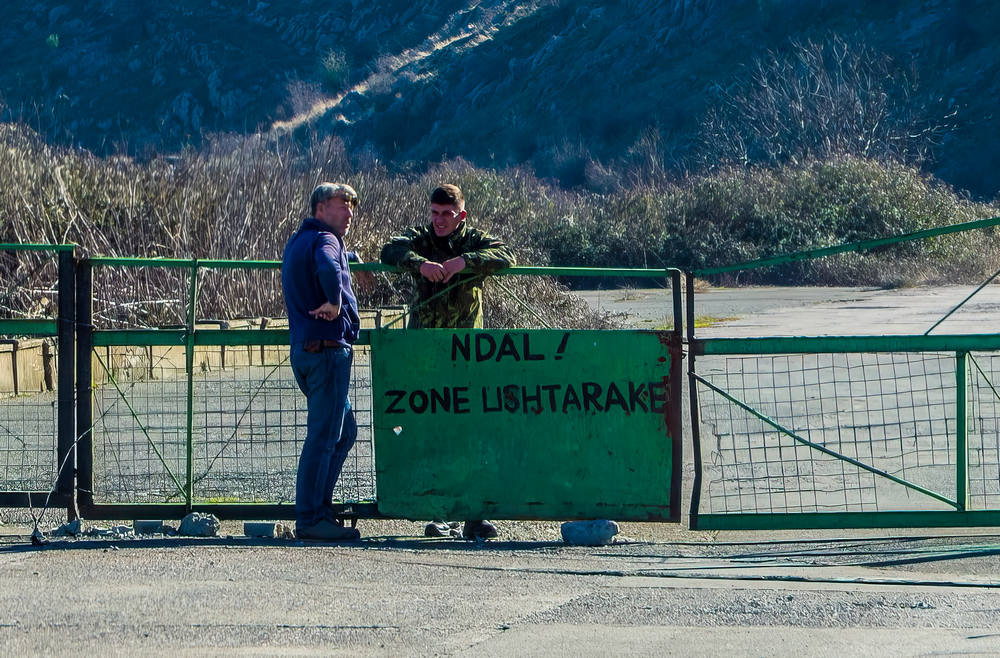 Így nézett ki 2020-ban a gjadëri légibázis, ahol a tengerből kihalászott migránsokat helyezik el az olaszok. A képet a We travel készítette