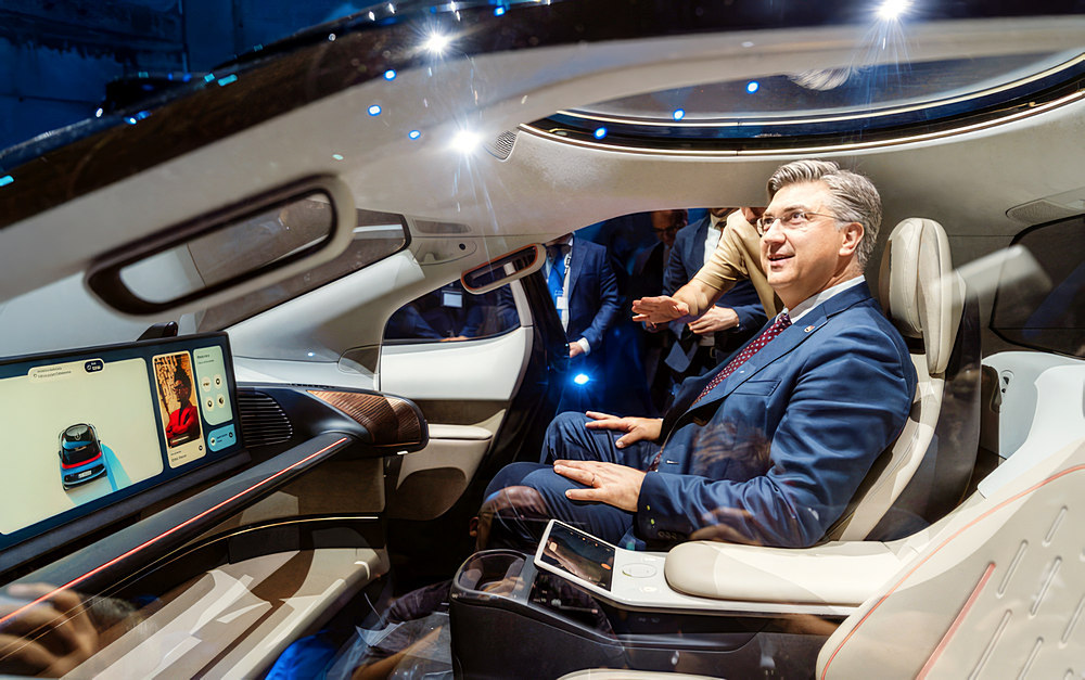 ...majd később Rimac kalauzolásával belülről is megszemléli az autót 