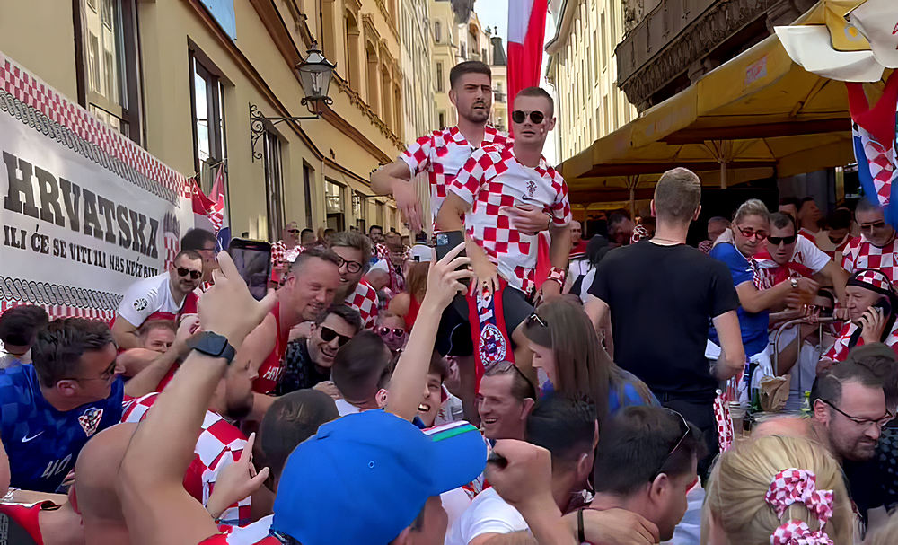 A horvát szurkolókat össze sem lehet téveszteni másokkal a jellegzetes piros-fehér "sakktáblás" jelképek miatt, így a bírság is könnyebben célba ér
