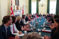 Keir Starmer részt vett a vukovári mészárlás népirtássá való nyilvánítási kísérletében 5 Keir Starmer, új brit miniszterelnök reggel megtartott az első kormányülést, majd az X platformon azt írta: kormánya készen áll arra, hogy Nagy-Britannia népét szolgálja. Ehhez a jelszót is kiadta, miszerint "Először az ország, aztán a párt!"