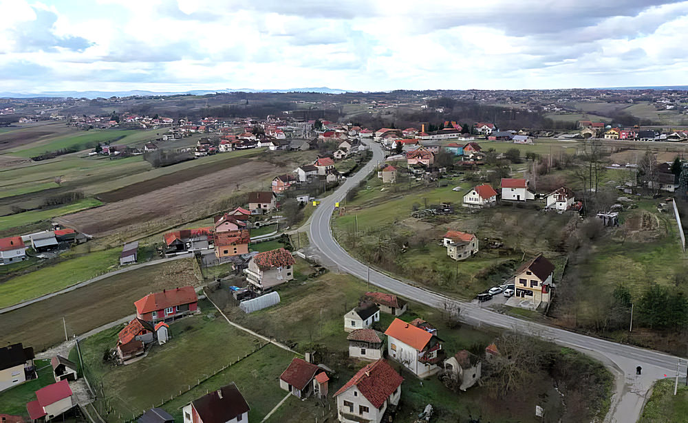 A Jadar partja: Gornje Nedeljice, Brezjak és Slatina, 350 ház, 1000 lakos, A Rio Sava (a Rio Tinto szerbiai leányvállalata) 30 házat vásárolt fel Nedeljicében és 20 házat Slatinában, 157 ember költözött el a térségből