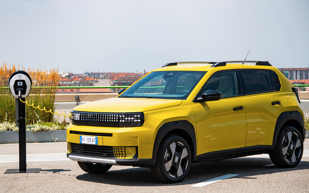 Éppen "itat" a Fiat Grande Panda az autóba gyárilag beépített töltőnek köszönhetően