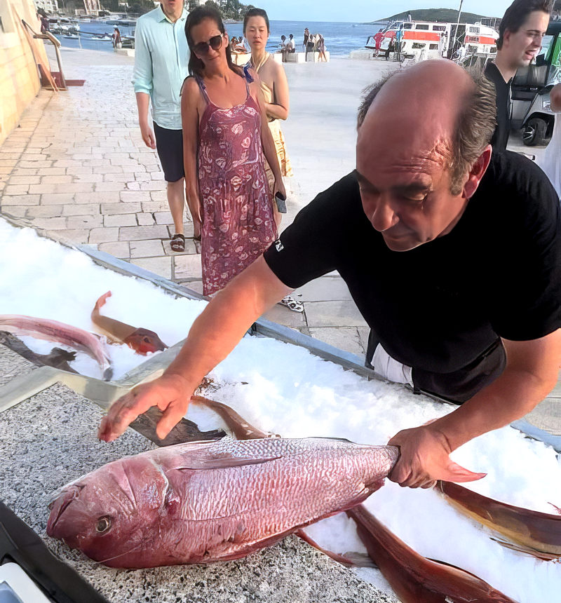 Luca Brasi a halakkal alszik 3 Mijo, a Gariful főszakácsa éppen a halakat helyezi el a jégen