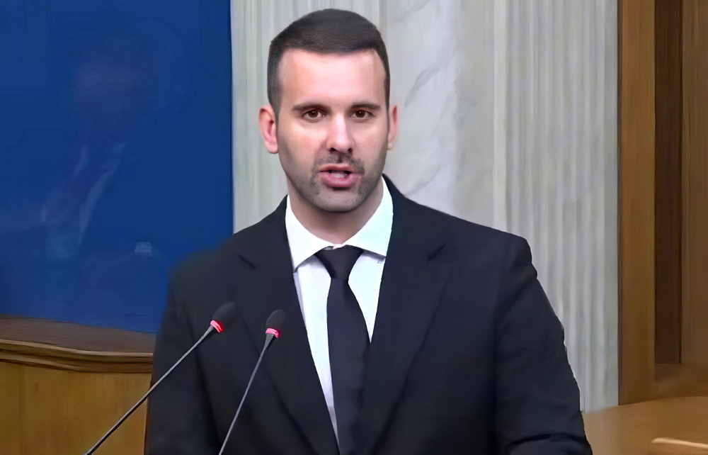 Milojko Spajić azt mondta , hogy Montenegró víziója az egyesülés az etnikai különbségek mentén, majd egy nagy sóhaj kíséretében kiszenvedte magából azt a közhelyet, hogy a nemzetiségileg sokszínűn országok a leggazdagabbak (Forrás: X platform, Milojko Spajić)