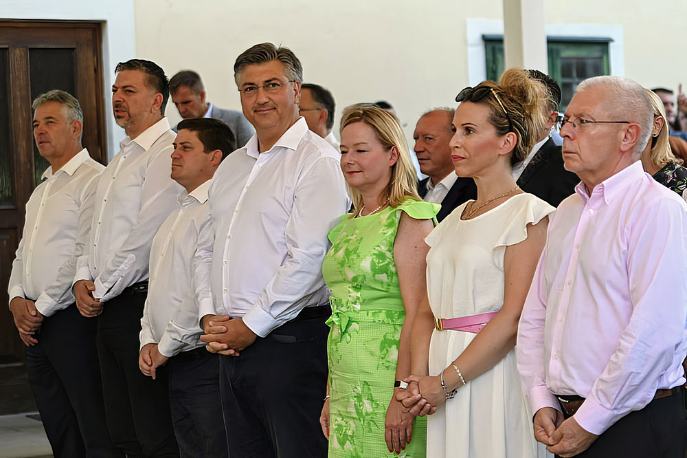 Andrej Plenković horvát miniszterelnök a Nagyboldogasszony napi midét  Davor Butković  tengerügyi, közlekedési és infrastrukturális miniszter (Plenković  jobbján) társaságában hallgatta. A misét a Jadrolinija nemrég elhalálozott tengerészeinek szentelték, miután a tersattoi templom Szűz Máriának, a tengerészek védőanyjának (Madonna del Mare) temploma