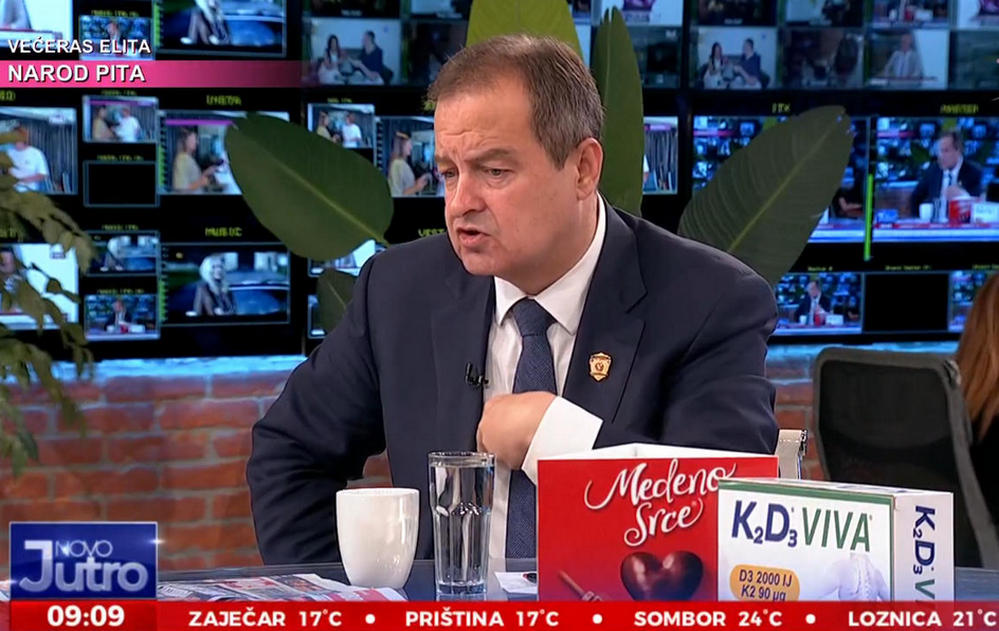 Ivica Dačić igazi tévésztár lesz, lassan nem múlik el nap, hogy ne tűnjön fel a képernyőn, hétfő reggel a Pink Televízióban "vendégszerepelt", hogy bejelentse egy horvát kém elfogását