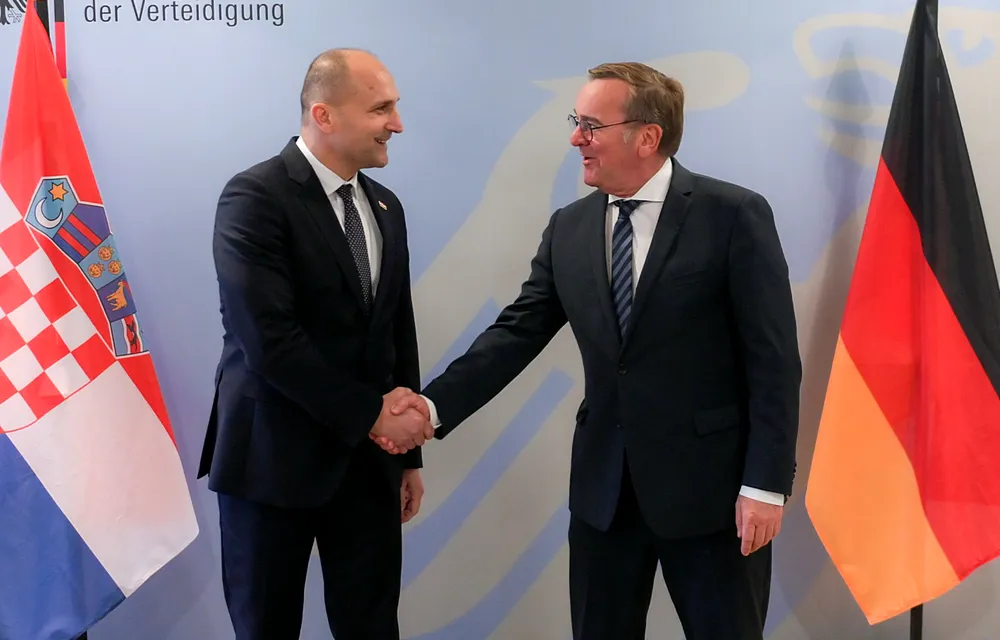 Nemcsak aláírták, hanem kezet is ráztak