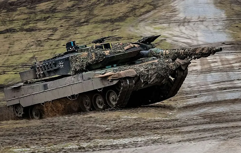 Egy Leopard 2-es, amelyet a német hadsereg (Bundeswehr) használ. A Leopard 2 a német Krauss-Maffei Wegmann (KMW) által fejlesztett harckocsicsalád tagja