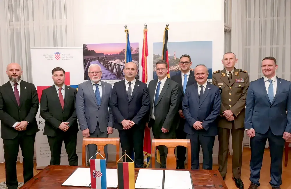 Ivan Anušić horvát védelmi miniszter jelenlétében a horvát DOK-ING és a düsseldorfi székhelyű Rheinmetall technológiai csoport 2024. október 28-án egyetértési nyilatkozatot írt alá egy vegyes vállalat létrehozásáról