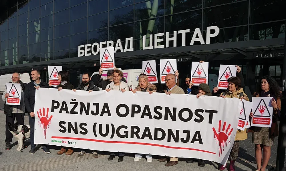A belgrádi Beograd Centar vasútállomás, a Zöld-Baloldali Front arra figyelmeztet, hogy "Vigyázat, a Szerb Haladó Párt építménye"