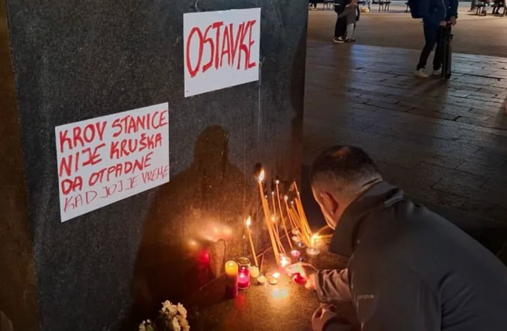 Lemondásokat követelnek Újvidéken. A másik felirat szerint az előtető nem körte, hogy lehulljon, amikor megérik