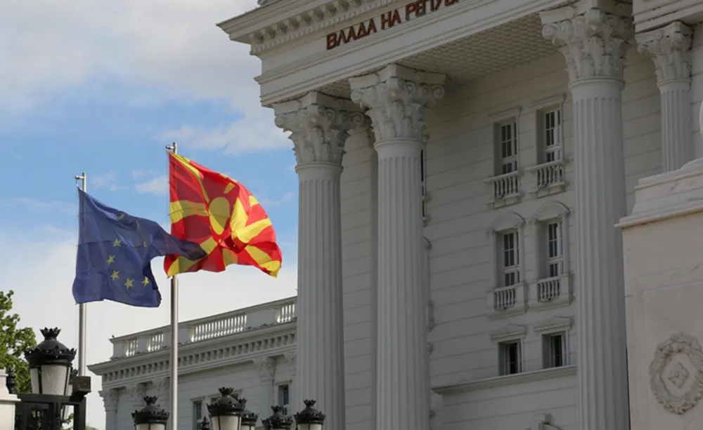 A látszatra is adnak, macedón és uniós zászló a kormány épülete előtt