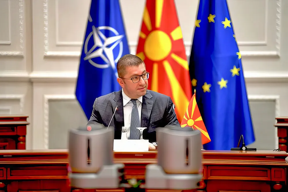 A macedón miniszterelnök és a három zászló