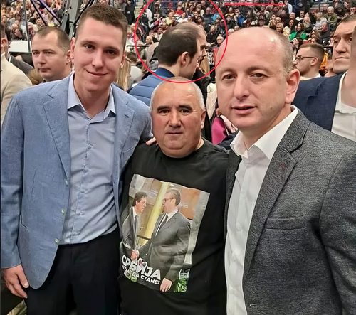 Ismeretlen volt-e az újvidéki állomás felújítását végző Starting cég? 5 Ahol megjelenik Danilo Vučić, ott biztosan ott lesz valahol Novak Nedić is. A kép bal oldalán a "kis Danilo", jobbról Milan Knežević montenegrói nagyszerb nacionalista, középen egy Vučić-bot, a háttérben, vörös körrel a feje körül Novak Nedić, "kancelláriaminiszter"