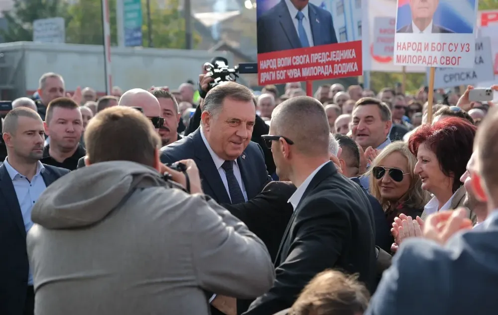 A legutóbbi bírósági tárgyalás után tüntetők éltették Dodikot, a piros betűs felirat szerint "a nép és az Isten Milorad mellett van"