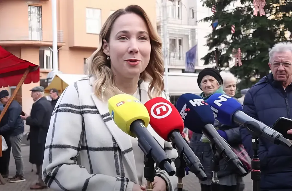 A horvát elnökjelöltek megkezdték az aláírások gyűjtését, máris kirajzolódtak az erőviszonyok 4 ADVENTI HANGULAT: Marija Selak Raspudić a zágrábi Jelačić bán téren kezdte meg az aláírások gyűjtését, még 12 napja van rá, hogy összeszedje a tízezer aláírást