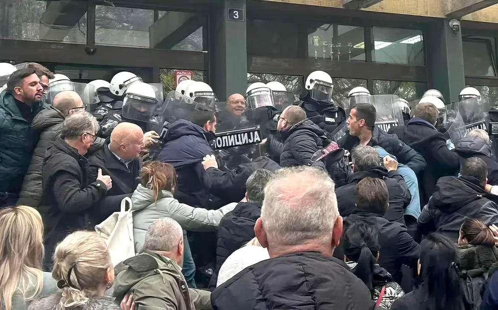 Folytatódtak a demonstrációk az újvidéki ügyészség környékén, a figyelem jelentős része ide irányul