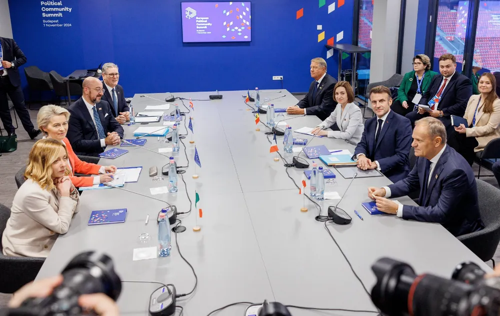 "Moldova szövetségeseivel" tárgyalt Budapesten Maia Sandu. A képen Emmanuel Macron, Klaus Iohannis, Donald Tusk, Keir Starmer, Giorgia Meloni, Charles Michel és természetesen Ursula von der Leyen. A moldovai államfő szerint közös céljuk a biztonságos, virágzó Moldova megteremtése, méghozzá az EU tagjaként