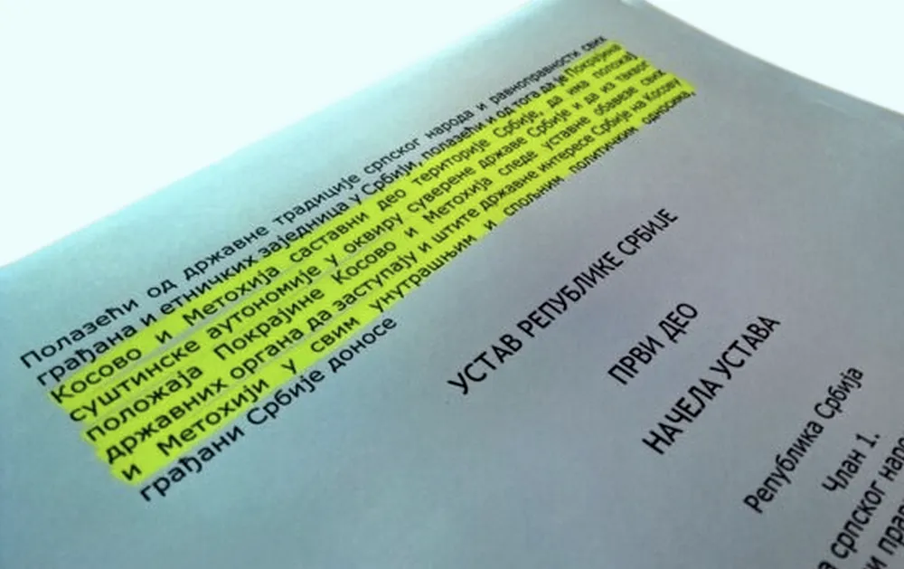 A szerb alkotmány a szerb nép és a Szerbiában élő egyenrangú állampolgárok és etnikai közösségek állami tradíciójából indul ki, valamint abból, hogy Koszovó és Metóhija Autonóm Tartomány Szerbia területének a része