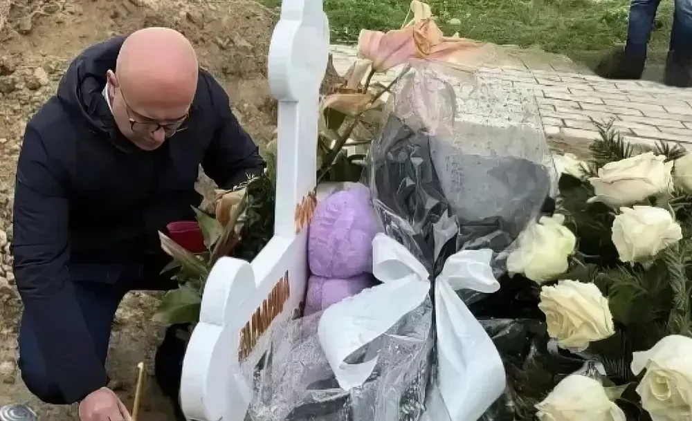 A szerb vezetők lopva járnak ki a temetőkbe, felelős nincs, a vonat nem jár 5 Miloš Vučević miniszterelnök "nagy szomorúsággal" közölte az Instagramon, hogy a kátyi temetőben gyertyát gyújtott az újvidéki tragédia egyik áldozatának a sírjánál. A jelek szerint a szerb vezetők lopva járnak ki a temetőbe...