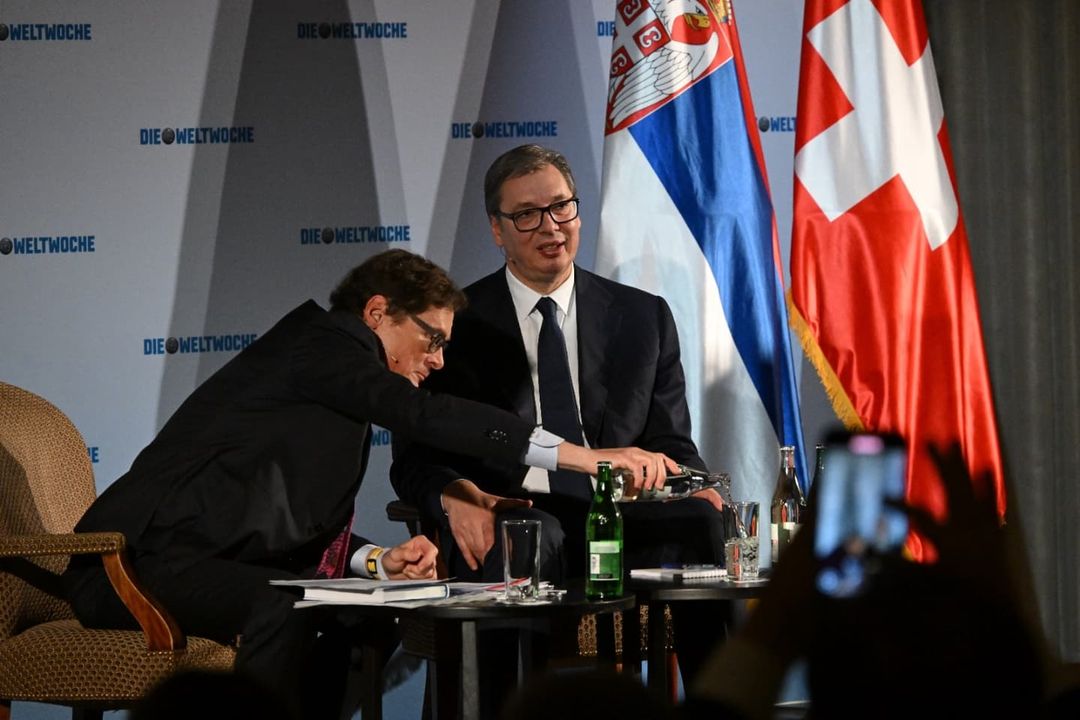 Roger Köppel főszerkesztő, aki 2001-ben vette át a hetilap irányítást, tiszta vizet önt a pohárba