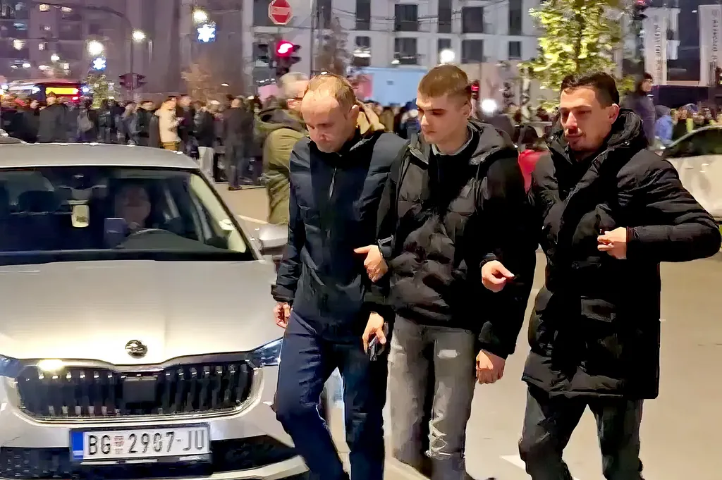 A titkosrendőrök egy provokátor kísérelnek el a szerda esti belgrádi tüntetésről
