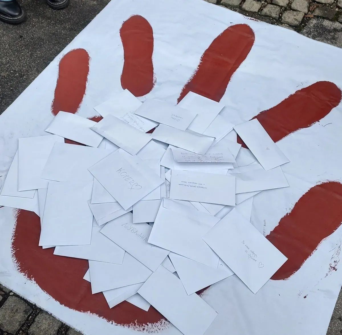 Több száz ember tüntetett Vučić ellen a ljubljanai szerb nagykövetség előtt 2 A szlovének levelekkel támogatták a szerbiai tüntetőket